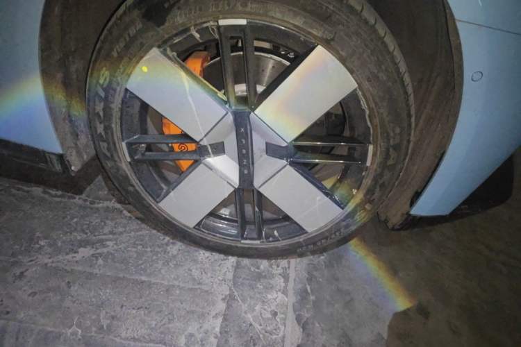 Used XPeng P7 2025 Model—750 All-Wheel-Drive High-Performance Ultra Right Front Wheel Hub