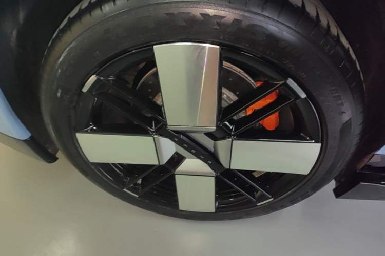 Used XPeng P7 2025 Model—750 All-Wheel-Drive High-Performance Ultra Right Rear Wheel Hub