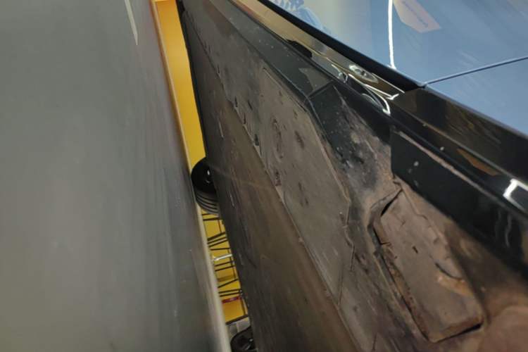 Used XPeng P7 2025 Model—750 All-Wheel-Drive High-Performance Ultra Right Side Sill
