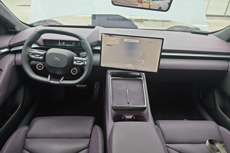 Used XPeng P7 2025 Model—750 All-Wheel-Drive High-Performance Ultra Center Console