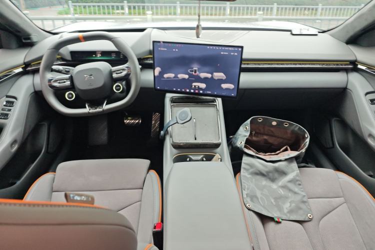 Used XPeng P7 2025 Model—750 All-Wheel-Drive High-Performance Ultra Center Console
