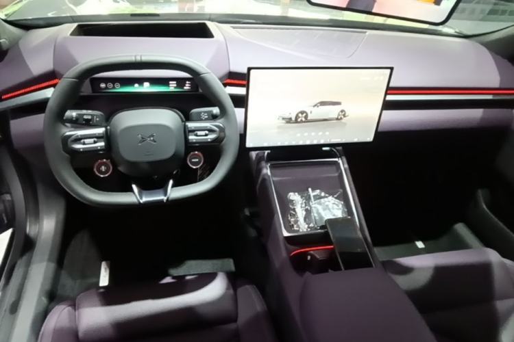 Used XPeng P7 2025 Model—750 All-Wheel-Drive High-Performance Ultra Center Console