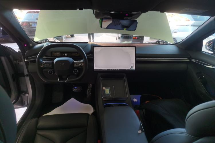 Used XPeng P7 2025 Model—750 All-Wheel-Drive High-Performance Ultra Center Console