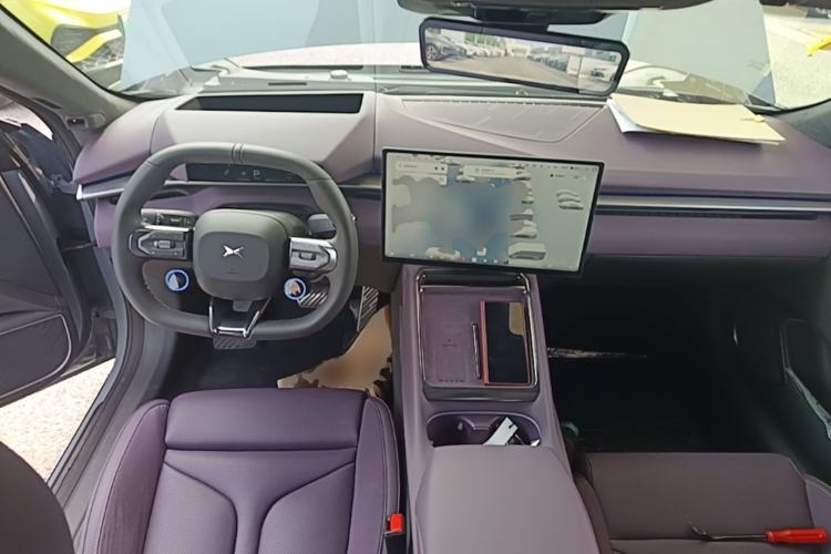 Used XPeng P7 2025 Model—750 All-Wheel-Drive High-Performance Ultra Center Console