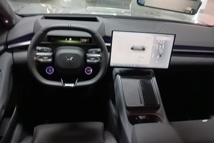 Used XPeng P7 2025 Model—750 All-Wheel-Drive High-Performance Ultra Center Console