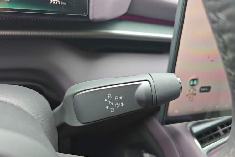 Used XPeng P7 2025 Model—750 All-Wheel-Drive High-Performance Ultra Gear Lever