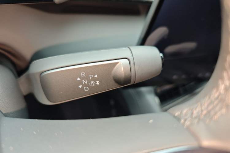 Used XPeng P7 2025 Model—750 All-Wheel-Drive High-Performance Ultra Gear Lever