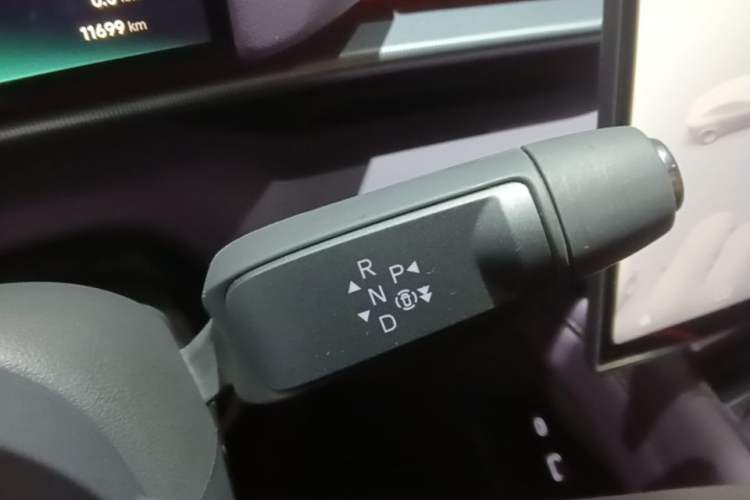 Used XPeng P7 2025 Model—750 All-Wheel-Drive High-Performance Ultra Gear Lever