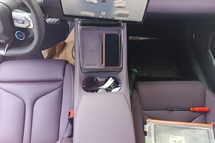 Used XPeng P7 2025 Model—750 All-Wheel-Drive High-Performance Ultra Gear Lever