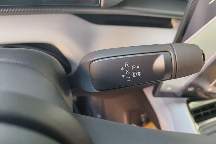 Used XPeng P7 2025 Model—702 Long Range Ultra Gear Lever