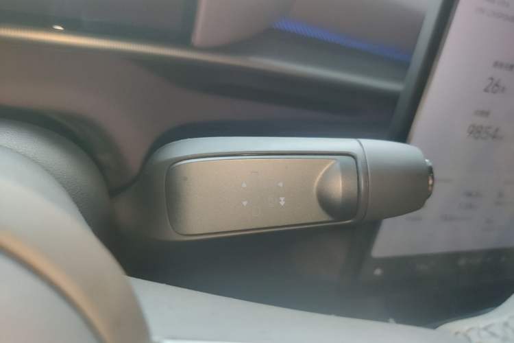 Used XPeng P7 2025 Model—702 Long Range Ultra Gear Lever