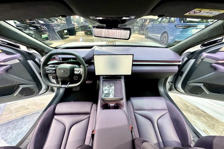 Used XPeng P7 2025 Model—750 All-Wheel-Drive High-Performance Ultra Interior 2