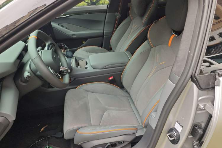 Used XPeng P7 2025 Model—750 All-Wheel-Drive High-Performance Ultra Left Front Seat