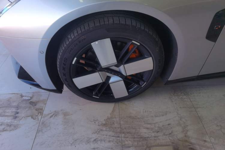Used XPeng P7 2025 Model—750 All-Wheel-Drive High-Performance Ultra Left Front Wheel Hub