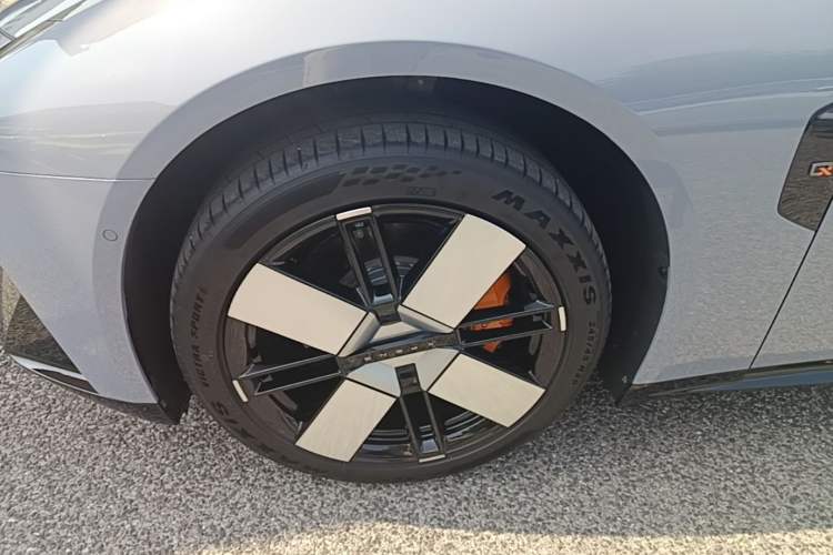 Used XPeng P7 2025 Model—750 All-Wheel-Drive High-Performance Ultra Left Front Wheel Hub