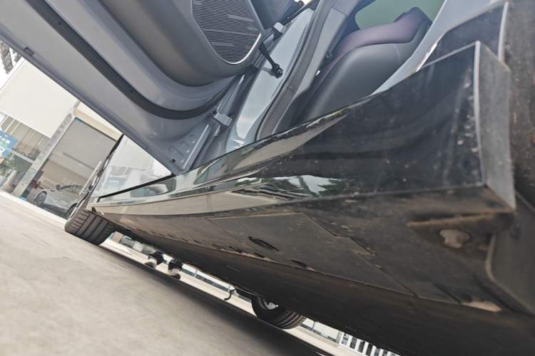 Used XPeng P7 2025 Model—750 All-Wheel-Drive High-Performance Ultra Left Side Sill