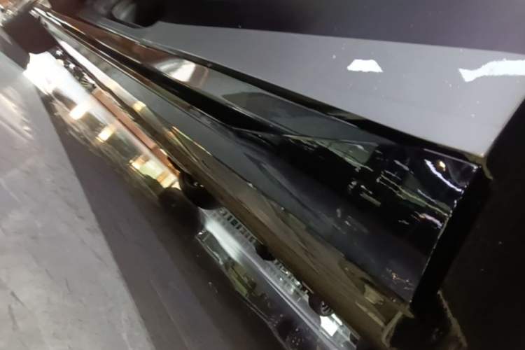 Used XPeng P7 2025 Model—750 All-Wheel-Drive High-Performance Ultra Left Side Sill