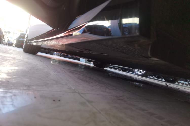Used XPeng P7 2025 Model—750 All-Wheel-Drive High-Performance Ultra Left Side Sill