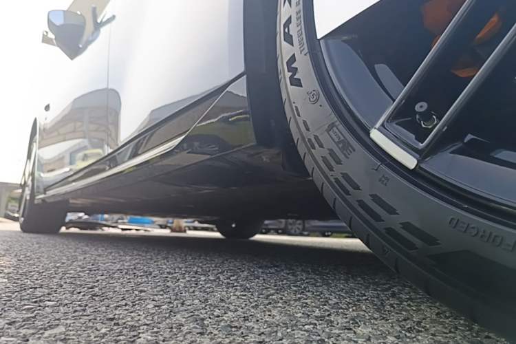 Used XPeng P7 2025 Model—750 All-Wheel-Drive High-Performance Ultra Left Side Sill