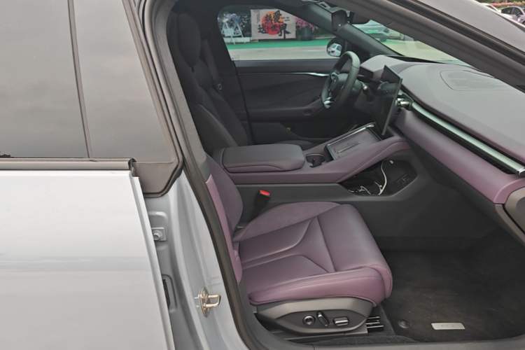 Used XPeng P7 2025 Model—750 All-Wheel-Drive High-Performance Ultra Right Front Seat