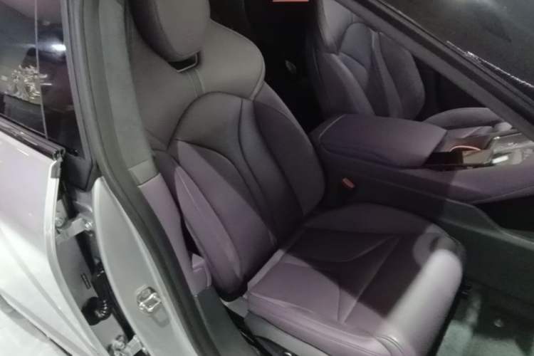 Used XPeng P7 2025 Model—750 All-Wheel-Drive High-Performance Ultra Right Front Seat