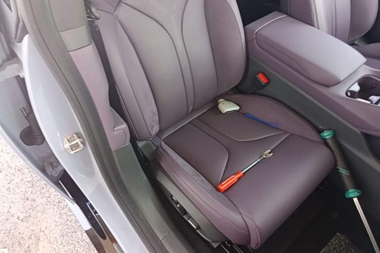 Used XPeng P7 2025 Model—750 All-Wheel-Drive High-Performance Ultra Right Front Seat