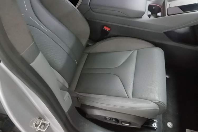 Used XPeng P7 2025 Model—750 All-Wheel-Drive High-Performance Ultra Right Front Seat
