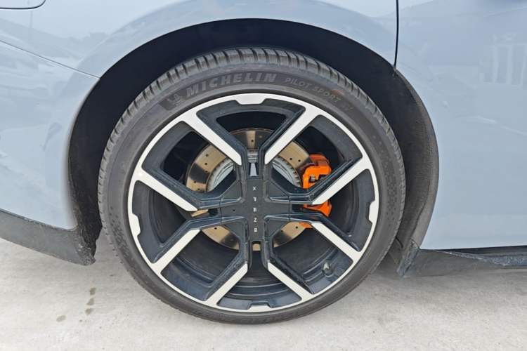 Used XPeng P7 2025 Model—750 All-Wheel-Drive High-Performance Ultra Right Rear Wheel Hub
