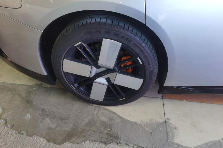 Used XPeng P7 2025 Model—750 All-Wheel-Drive High-Performance Ultra Right Rear Wheel Hub
