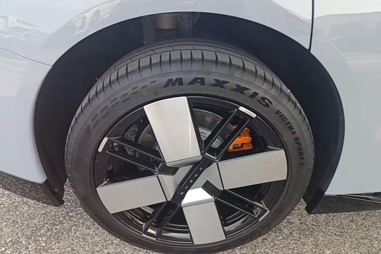 Used XPeng P7 2025 Model—750 All-Wheel-Drive High-Performance Ultra Right Rear Wheel Hub
