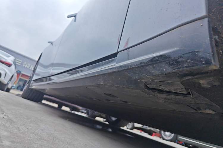Used XPeng P7 2025 Model—750 All-Wheel-Drive High-Performance Ultra Right Side Sill