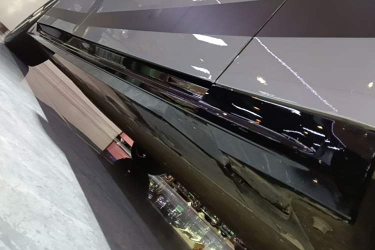 Used XPeng P7 2025 Model—750 All-Wheel-Drive High-Performance Ultra Right Side Sill