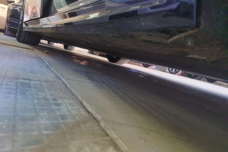 Used XPeng P7 2025 Model—750 All-Wheel-Drive High-Performance Ultra Right Side Sill
