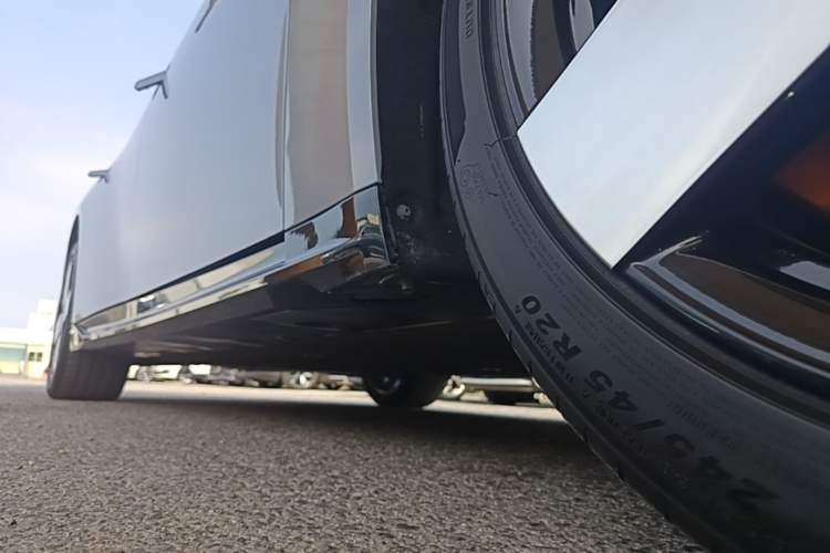 Used XPeng P7 2025 Model—750 All-Wheel-Drive High-Performance Ultra Right Side Sill