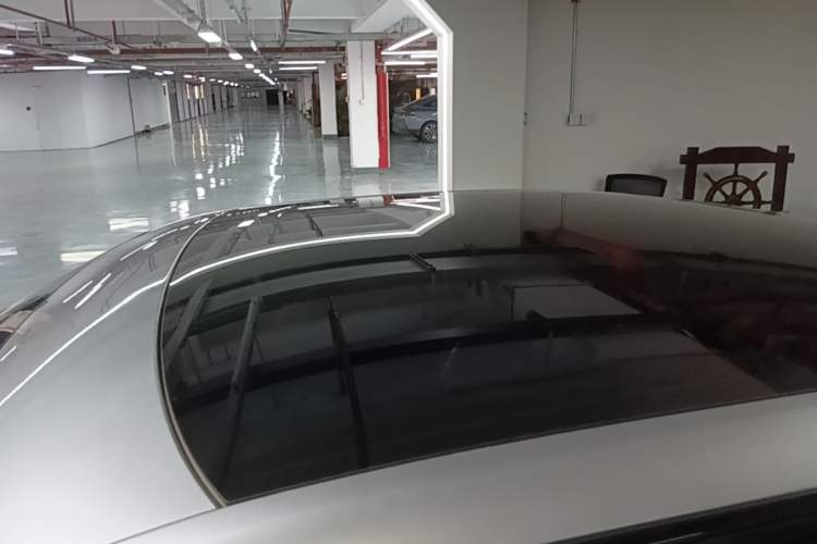 Used XPeng P7 2025 Model—750 All-Wheel-Drive High-Performance Ultra Roof