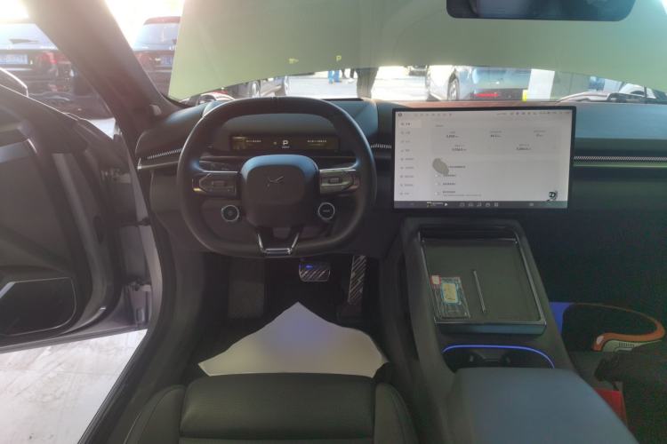 Used XPeng P7 2025 Model—750 All-Wheel-Drive High-Performance Ultra Steering Wheel