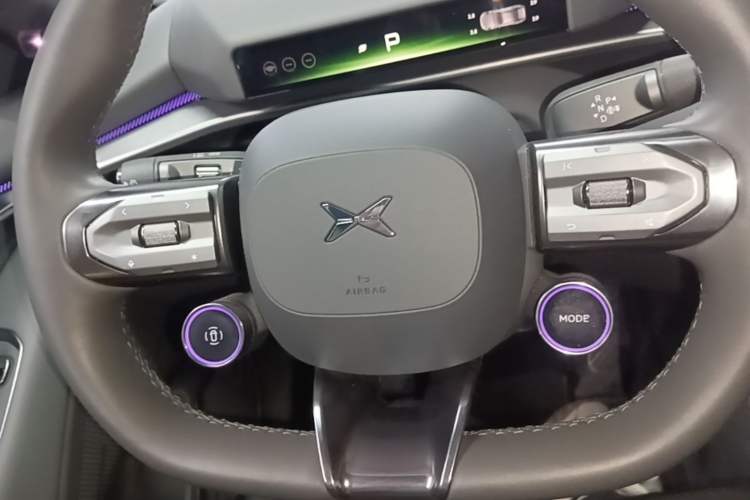 Used XPeng P7 2025 Model—750 All-Wheel-Drive High-Performance Ultra Steering Wheel