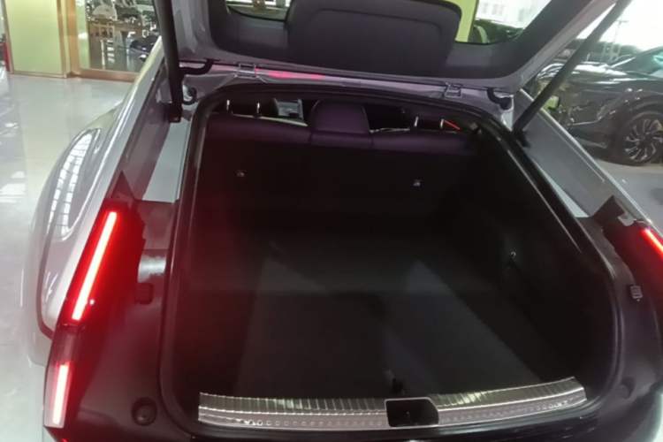 Used XPeng P7 2025 Model—750 All-Wheel-Drive High-Performance Ultra Trunk