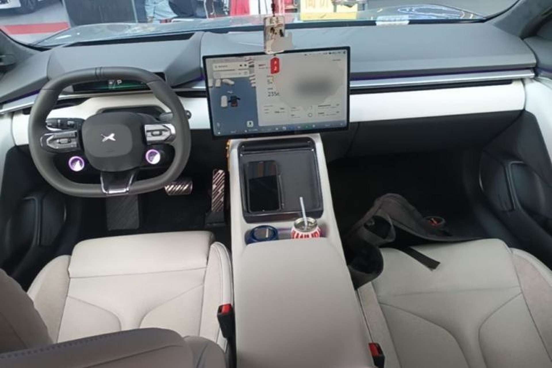 Used XPeng P7 2025 Model—750 All-Wheel-Drive High-Performance Ultra Center Console