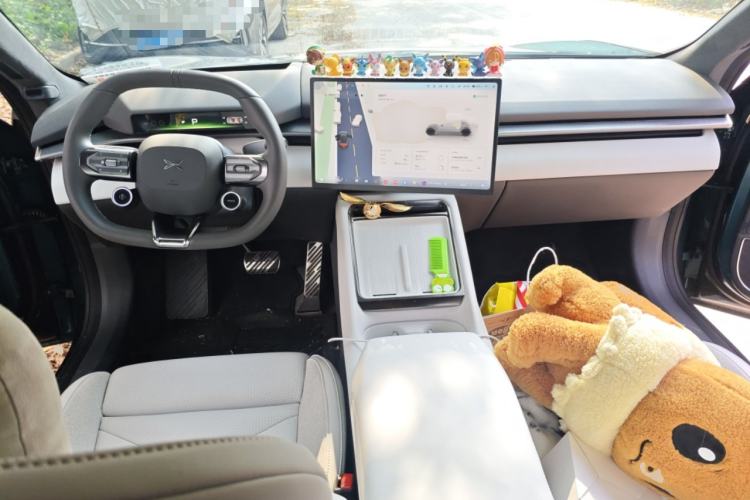 Used XPeng P7 2025 Model—750 All-Wheel-Drive High-Performance Ultra Center Console