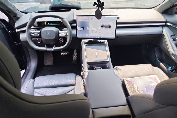Used XPeng P7 2025 Model—702 Long Range Ultra Center Console