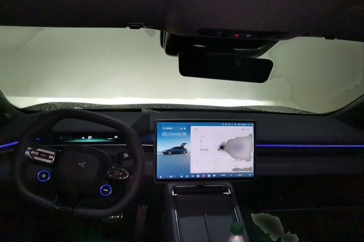 Used XPeng P7 2025 Model—750 All-Wheel-Drive High-Performance Ultra Center Console