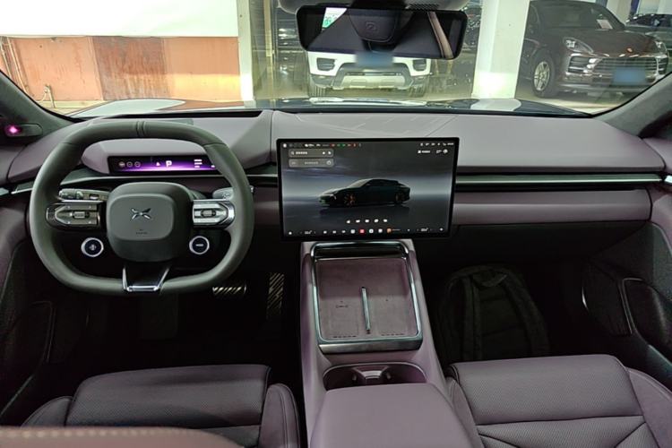 Used XPeng P7 2025 Model—750 All-Wheel-Drive High-Performance Ultra Center Console