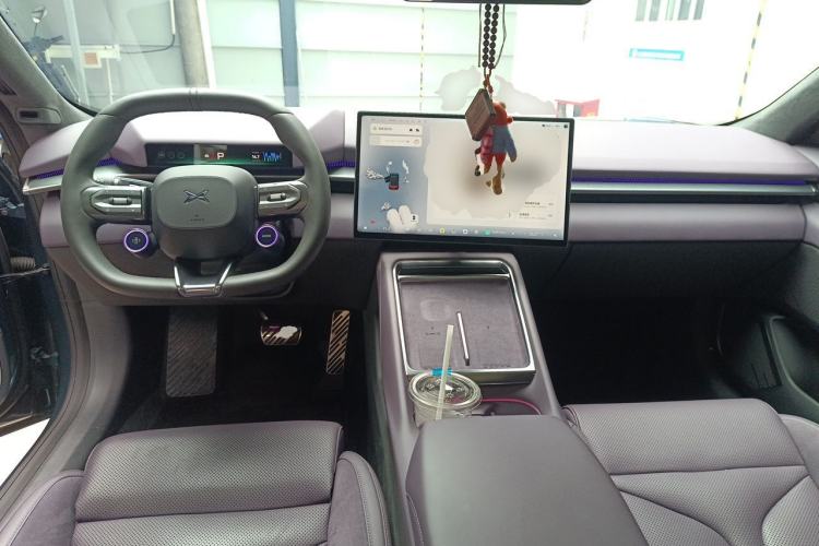 Used XPeng P7 2025 Model—750 All-Wheel-Drive High-Performance Ultra Center Console