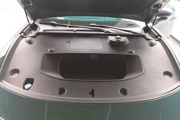 Used XPeng P7 2025 Model—750 All-Wheel-Drive High-Performance Ultra Engine Bay