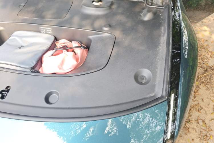 Used XPeng P7 2025 Model—750 All-Wheel-Drive High-Performance Ultra Engine Bay Left