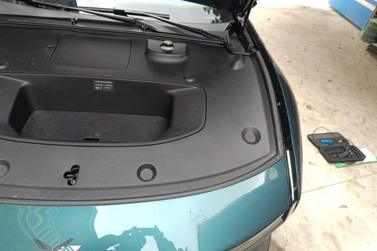 Used XPeng P7 2025 Model—750 All-Wheel-Drive High-Performance Ultra Engine Bay Left