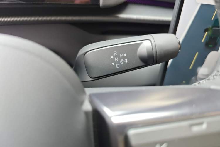 Used XPeng P7 2025 Model—702 Long Range Ultra Gear Lever