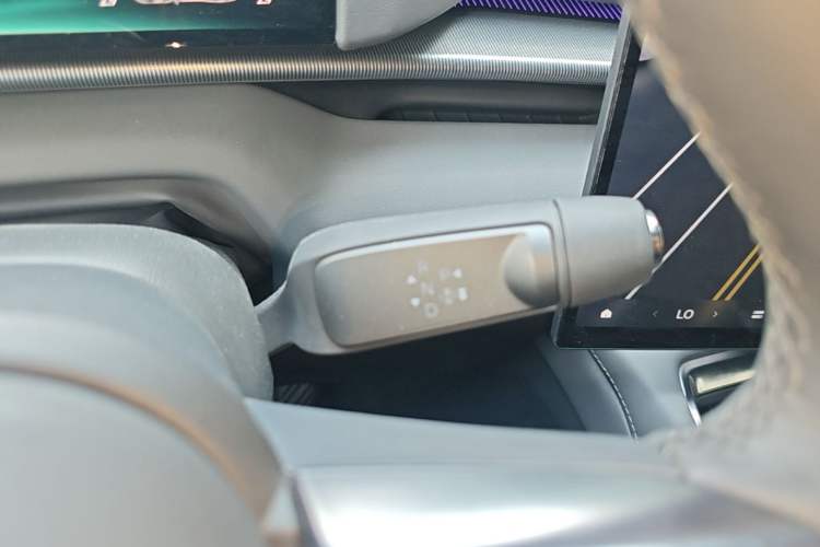Used XPeng P7 2025 Model—702 Long Range Ultra Gear Lever