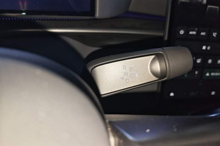 Used XPeng P7 2025 Model—702 Long Range Ultra Gear Lever